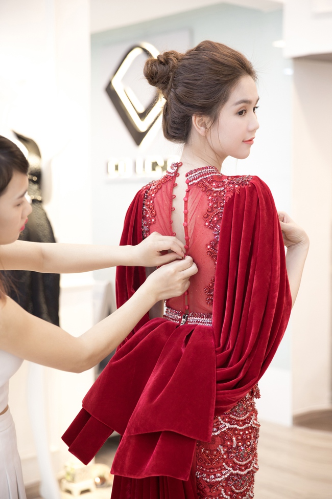 Clip: Ngọc Trinh thử váy đính hàng nghìn viên pha lê để diện tại Hoa hậu Hàn Quốc 2016 - Ảnh 3.