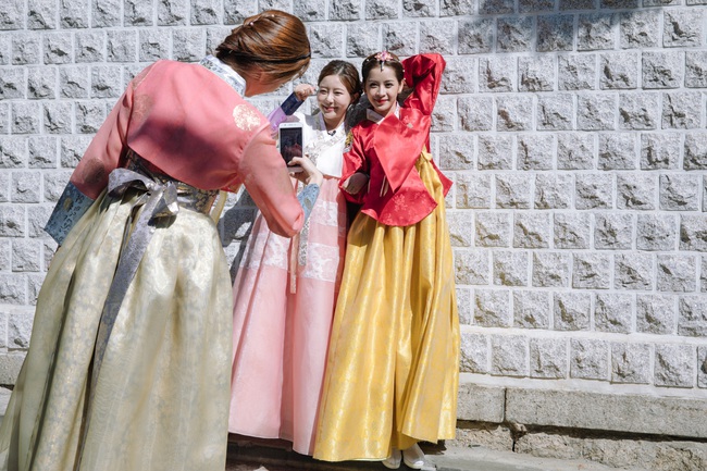 Mặc Hanbok tạo dáng trên phố Hàn, Chi Pu xinh xắn và đáng yêu đến khó có thể rời mắt - Ảnh 12.