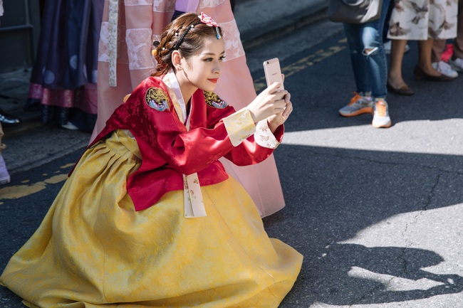 Mặc Hanbok tạo dáng trên phố Hàn, Chi Pu xinh xắn và đáng yêu đến khó có thể rời mắt - Ảnh 13.