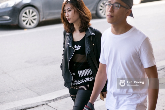 Dù đã hết lạnh, Hoàng Thùy vẫn diện áo choàng lông khoe street style tại Vietnam International Fashion Week - Ảnh 20.