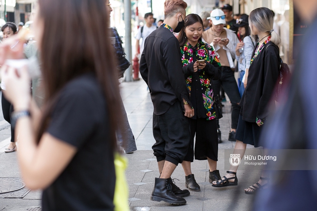 Dù đã hết lạnh, Hoàng Thùy vẫn diện áo choàng lông khoe street style tại Vietnam International Fashion Week - Ảnh 4.