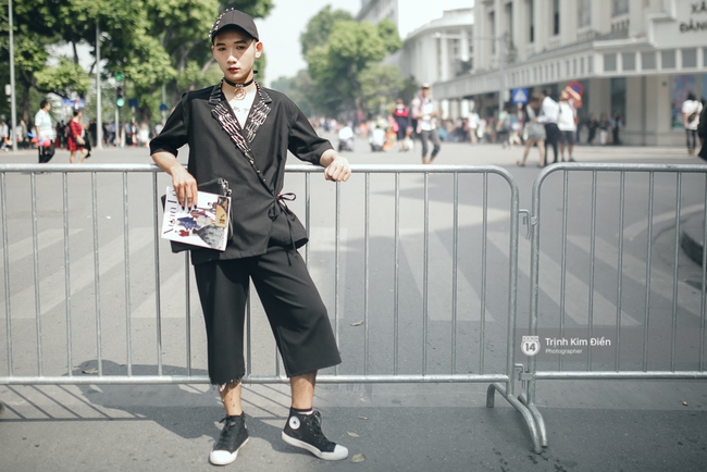 Street style ngày 5 VIFW: Mâu Thủy chơi lầy, đội mấn đạp xe trên phố cực lạ - Ảnh 21.