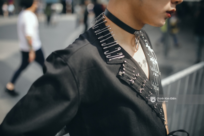 Street style ngày 5 VIFW: Mâu Thủy chơi lầy, đội mấn đạp xe trên phố cực lạ - Ảnh 22.