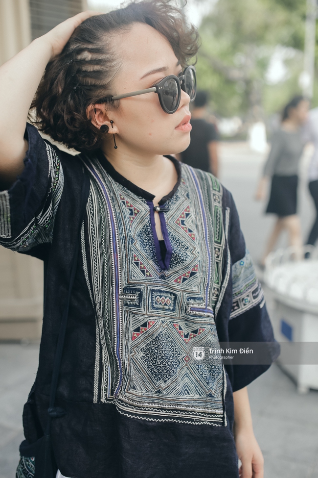 Street style ngày 5 VIFW: Mâu Thủy chơi lầy, đội mấn đạp xe trên phố cực lạ - Ảnh 46.