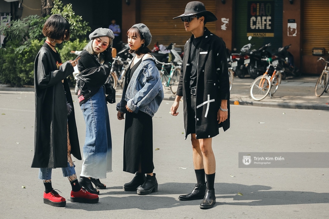 Street style ngày 5 VIFW: Mâu Thủy chơi lầy, đội mấn đạp xe trên phố cực lạ - Ảnh 1.