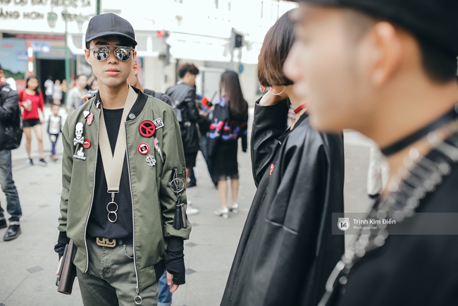 Street style ngày 5 VIFW: Mâu Thủy chơi lầy, đội mấn đạp xe trên phố cực lạ - Ảnh 40.
