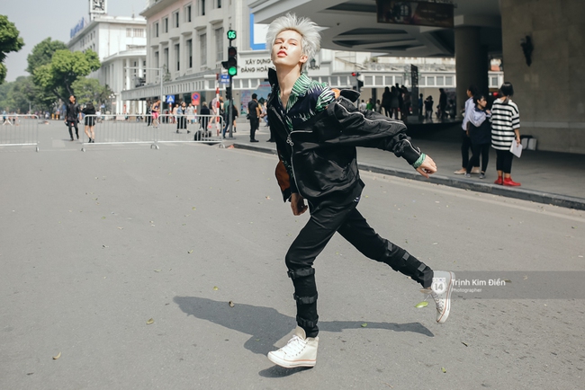 Street style ngày 5 VIFW: Mâu Thủy chơi lầy, đội mấn đạp xe trên phố cực lạ - Ảnh 36.