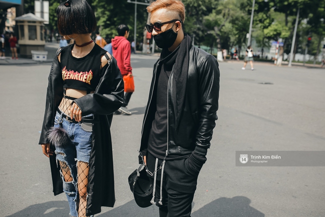 Street style ngày 5 VIFW: Mâu Thủy chơi lầy, đội mấn đạp xe trên phố cực lạ - Ảnh 3.