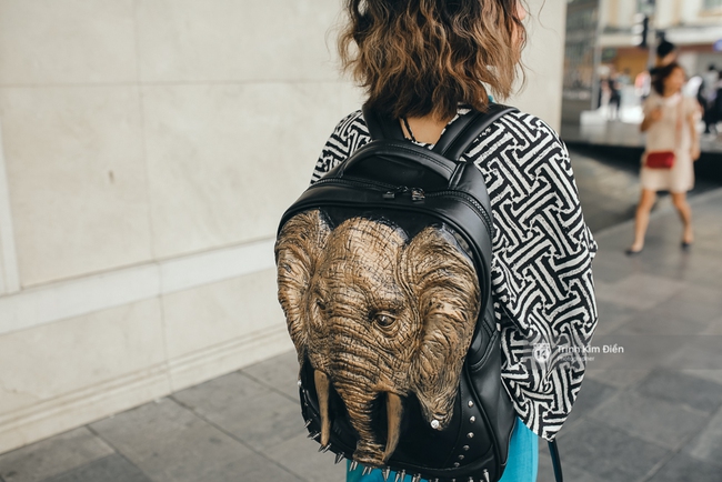 Street style ngày 5 VIFW: Mâu Thủy chơi lầy, đội mấn đạp xe trên phố cực lạ - Ảnh 44.