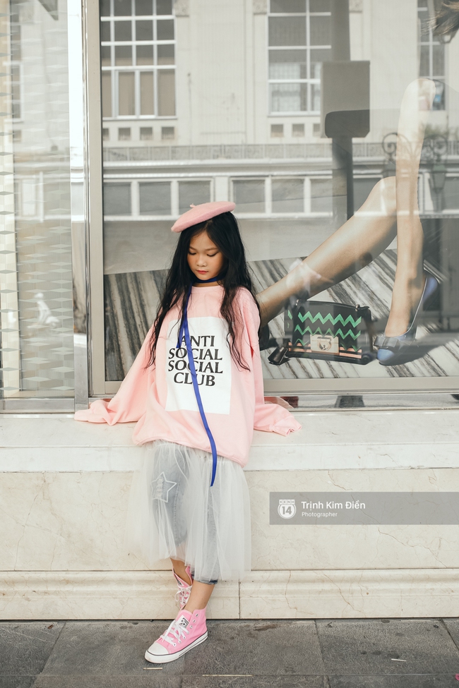 Street style ngày 5 VIFW: Mâu Thủy chơi lầy, đội mấn đạp xe trên phố cực lạ - Ảnh 25.