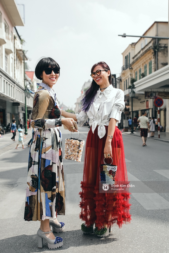 Street style ngày 5 VIFW: Mâu Thủy chơi lầy, đội mấn đạp xe trên phố cực lạ - Ảnh 11.