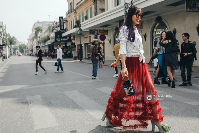 Street style ngày 5 VIFW: Mâu Thủy chơi lầy, đội mấn đạp xe trên phố cực lạ - Ảnh 13.