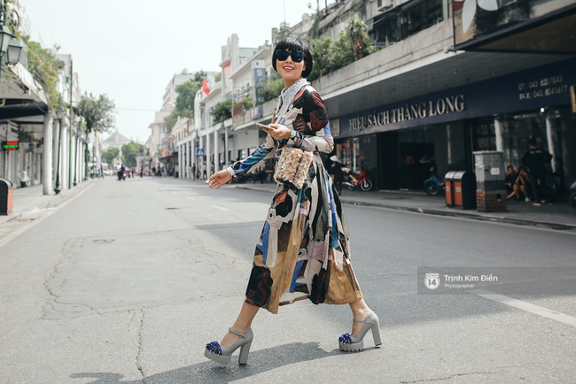 Street style ngày 5 VIFW: Mâu Thủy chơi lầy, đội mấn đạp xe trên phố cực lạ - Ảnh 15.