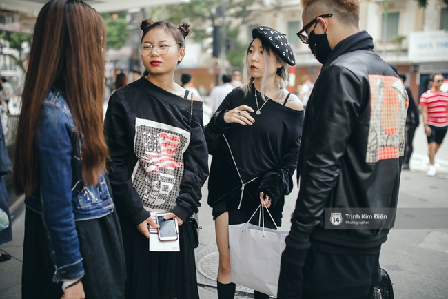 Street style ngày 5 VIFW: Mâu Thủy chơi lầy, đội mấn đạp xe trên phố cực lạ - Ảnh 2.