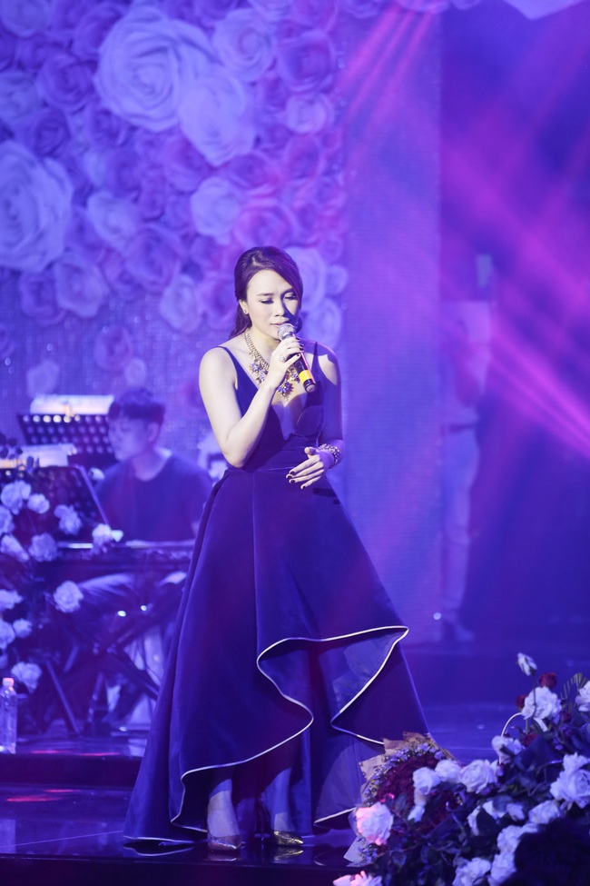 Mỹ Tâm xẻ ngực sâu quyến rũ, được Đàm Vĩnh Hưng cầu hôn trên sân khấu - Ảnh 5. Mỹ Tâm xẻ ngực sâu quyến rũ, được Đàm Vĩnh Hưng cầu hôn trên sân khấu - Ảnh 5.