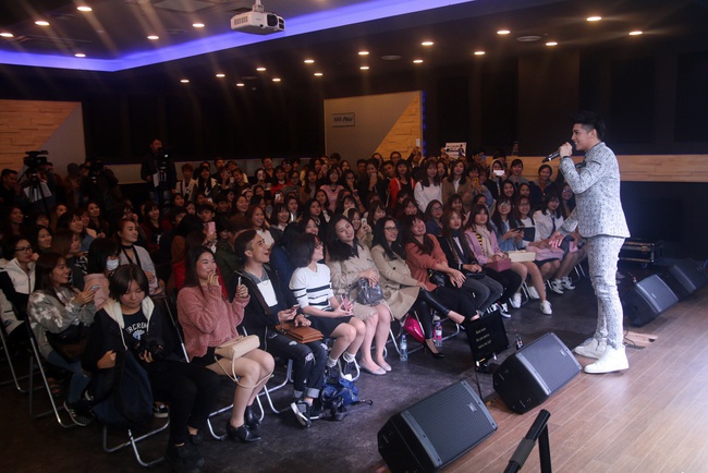 Là ca sĩ Việt đầu tiên tổ chức họp fan ở Hàn, Noo Phước Thịnh vẫn được hàng trăm khán giả vây kín ủng hộ - Ảnh 12.
