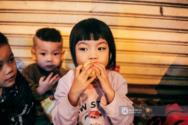 4 mẹ con và giấc ngủ tạm bợ nơi hè phố Tràng Thi 4 mẹ con và giấc ngủ tạm bợ nơi hè phố Tràng Thi