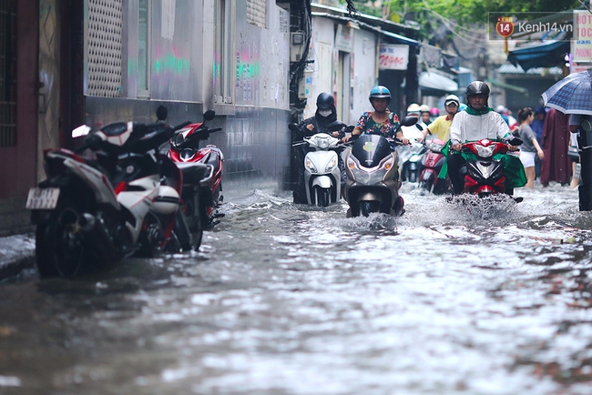 Sài Gòn lại ngập, chuyên gia nói gì về việc mưa đến chậm so với dự báo thời tiết? - Ảnh 16.