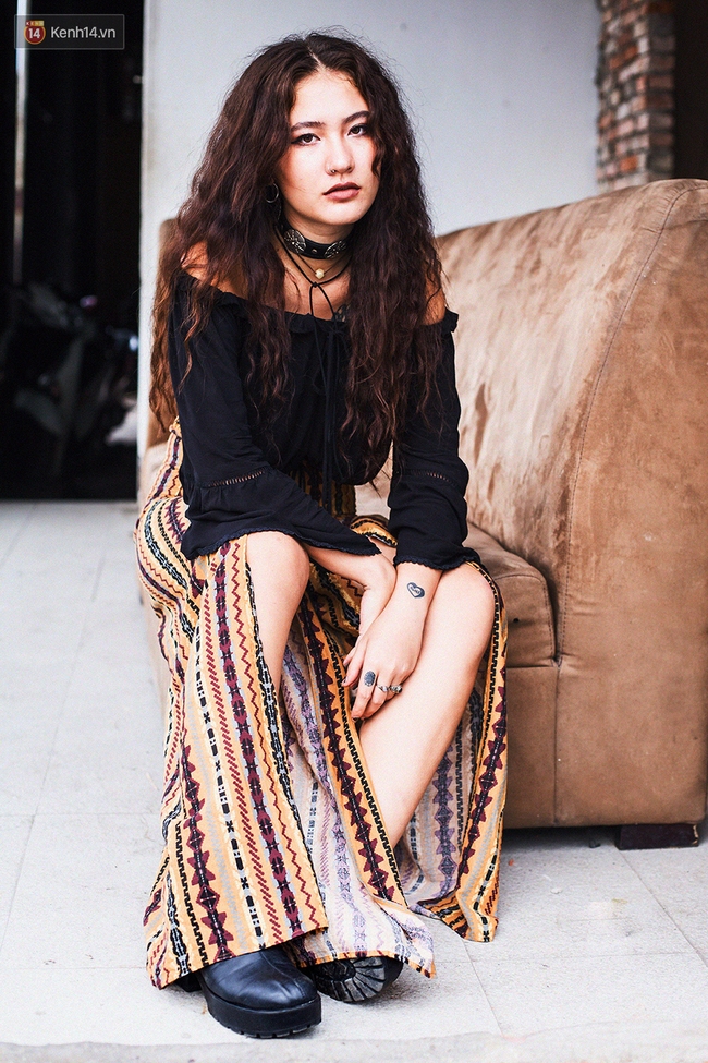 Street style 2 miền: Hà Nội toàn đen trắng đối lập Sài Gòn rực rỡ sắc màu - Ảnh 15. Street style 2 miền: Hà Nội toàn đen trắng đối lập Sài Gòn rực rỡ sắc màu - Ảnh 15.