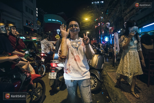 Hà Nội hay Sài Gòn cũng đều ngập tràn những bạn trẻ hóa trang độc đáo dịp Halloween - Ảnh 28.