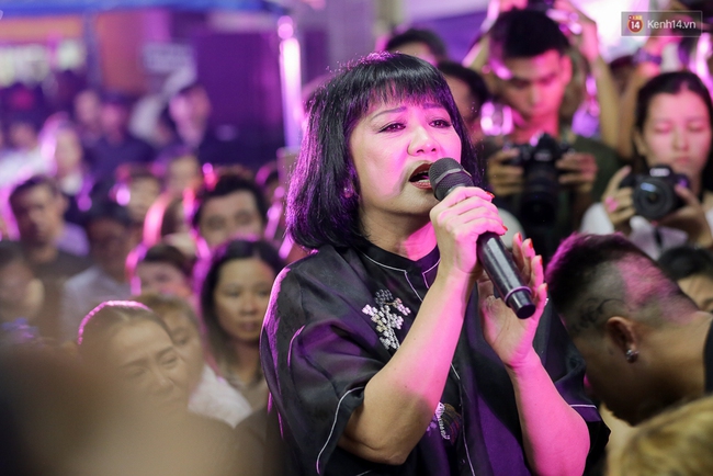 Dưới cơn mưa, anh em đồng nghiệp đang cùng hát những ca khúc vang danh, Minh Thuận ơi, anh mỉm cười chào tạm biệt nhé! - Ảnh 15. Dưới cơn mưa, anh em đồng nghiệp đang cùng hát những ca khúc vang danh, Minh Thuận ơi, anh mỉm cười chào tạm biệt nhé! - Ảnh 15.