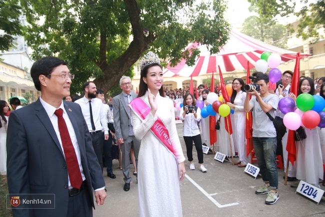 Hoa hậu Mỹ Linh xuất hiện rạng rỡ tham dự lễ khai giảng tại trường Việt Đức