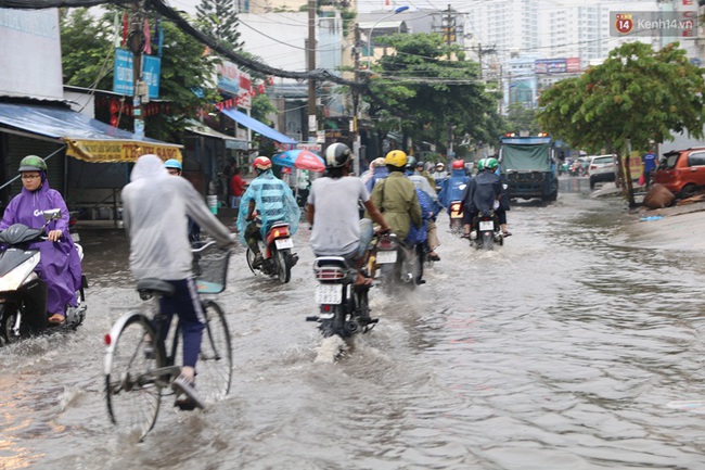 Sài Gòn mưa lớn sáng đầu tuần, người dân vật vã đến công sở vì kẹt xe khắp nơi - Ảnh 4.