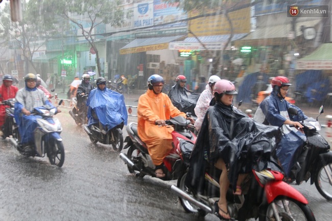 Sài Gòn mưa lớn sáng đầu tuần, người dân vật vã đến công sở vì kẹt xe khắp nơi - Ảnh 6.