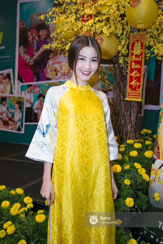 Diễm My 9x nhe răng, trợn mắt bóp cổ Việt Hương giữa họp báo - Ảnh 3. Diễm My 9x nhe răng, trợn mắt bóp cổ Việt Hương giữa họp báo - Ảnh 3.