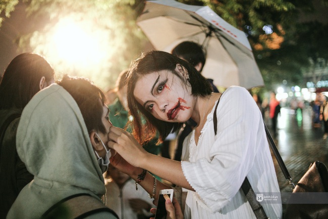 Hà Nội hay Sài Gòn cũng đều ngập tràn những bạn trẻ hóa trang độc đáo dịp Halloween - Ảnh 17.