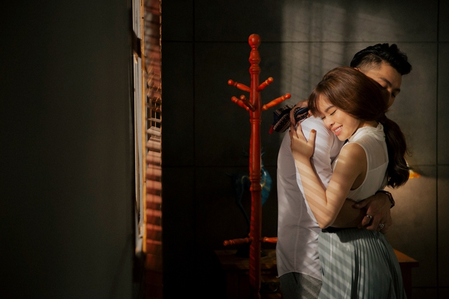 Giang Hồng Ngọc khóc nghẹn vì bị người yêu lừa dối trong MV - Ảnh 1.