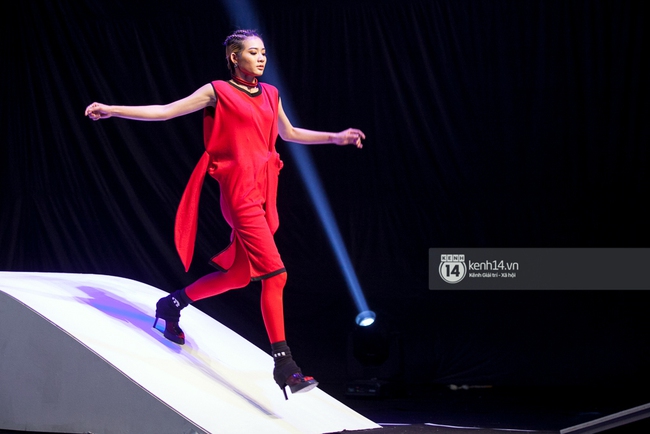 Next Top Model: Một mình Thùy Trâm cân cả dàn thí sinh trên sàn catwalk kinh dị - Ảnh 3.