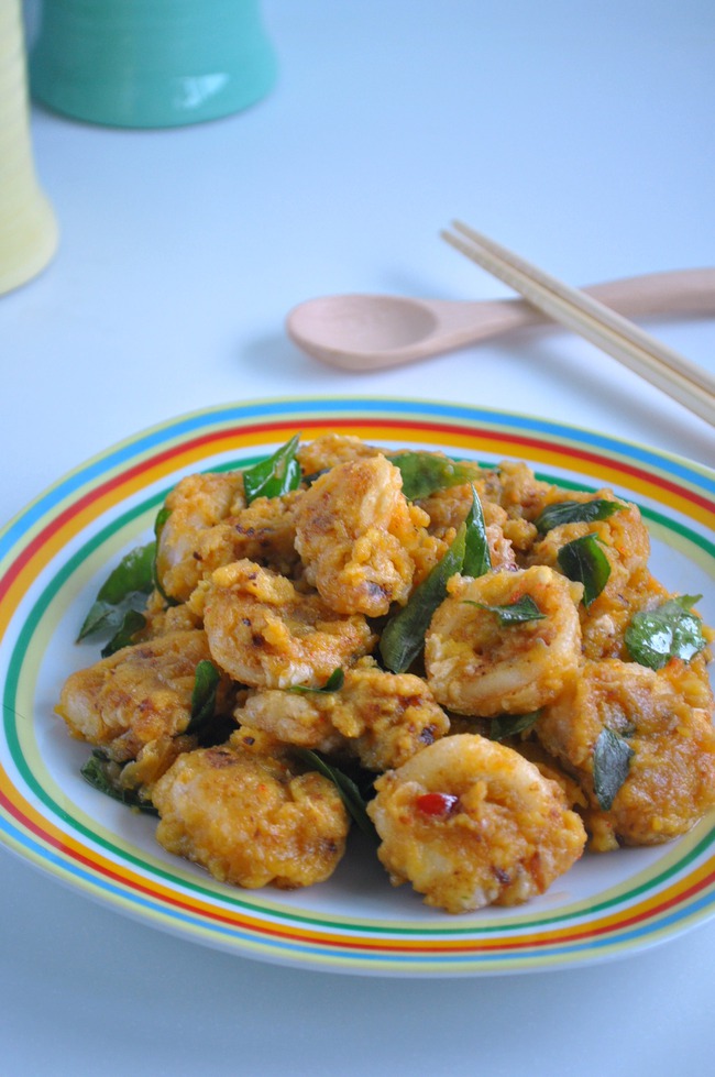 Mực tẩm bột chiên sốt trứng muối dù ăn vặt hay đưa cơm đều ngon bá cháy - Ảnh 10. Mực tẩm bột chiên sốt trứng muối dù ăn vặt hay đưa cơm đều ngon bá cháy - Ảnh 10.