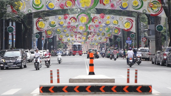 Sài Gòn đã thay đổi cách trang trí đường phố dịp Tết như thế nào trong 5 năm qua? - Ảnh 17.