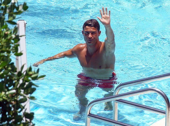 Ronaldo lại xuất hiện với cô gái lạ tại bể bơi 4
