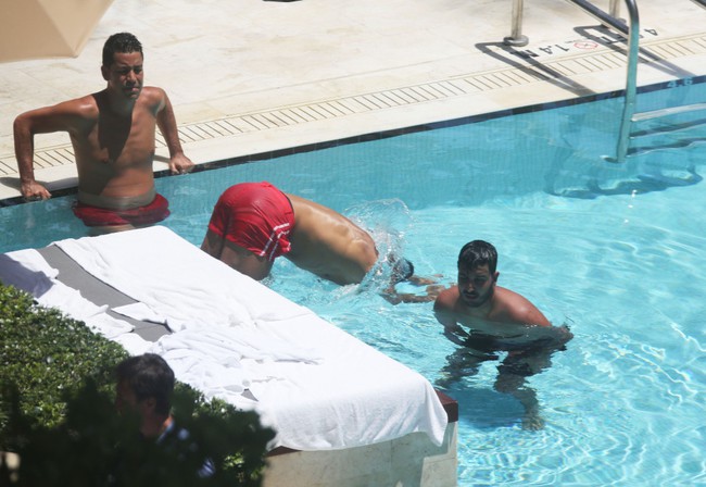 Ronaldo lại xuất hiện với cô gái lạ tại bể bơi 1