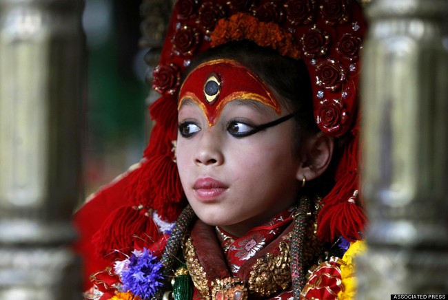 Nữ thần sống Nepal - tuổi thơ khác biệt của những bé gái tại Katmandu - Ảnh 1.