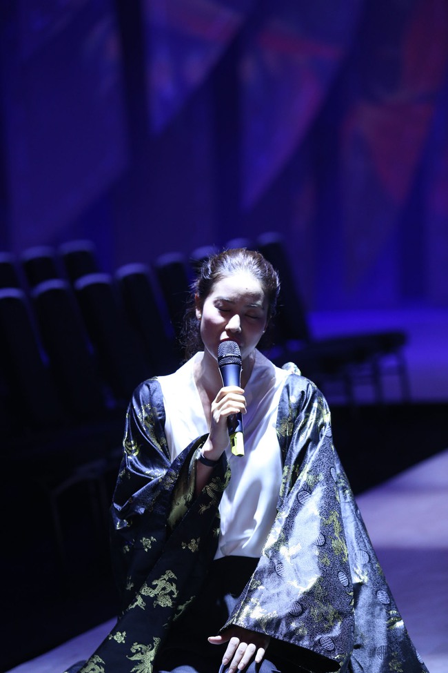 Phạm Hương để mặt mộc, khóc như mưa trên sân khấu Elle Fashion Show 2016 - Ảnh 3.