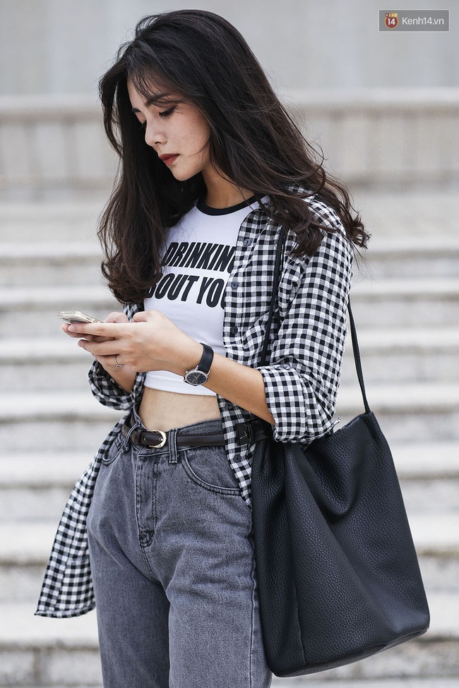 Street style 2 miền: Hà Nội toàn đen trắng đối lập Sài Gòn rực rỡ sắc màu - Ảnh 2. Street style 2 miền: Hà Nội toàn đen trắng đối lập Sài Gòn rực rỡ sắc màu - Ảnh 2.