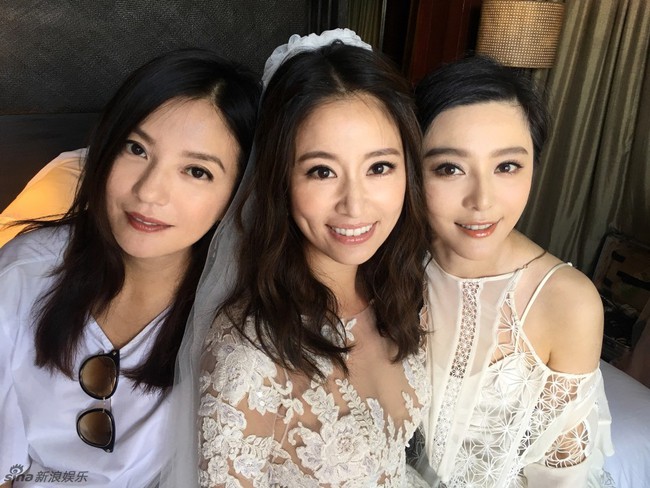 Hình ảnh được mong đợi nhất vừa qua: Bộ ba Hoàn Châu Cách Cách tái hợp sau 19 năm - Ảnh 1. Hình ảnh được mong đợi nhất vừa qua: Bộ ba Hoàn Châu Cách Cách tái hợp sau 19 năm - Ảnh 1.
