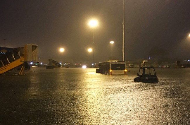Cục hàng không: nhiều bãi đỗ ở Tân Sơn Nhất ngập trong mưa - Ảnh 1.