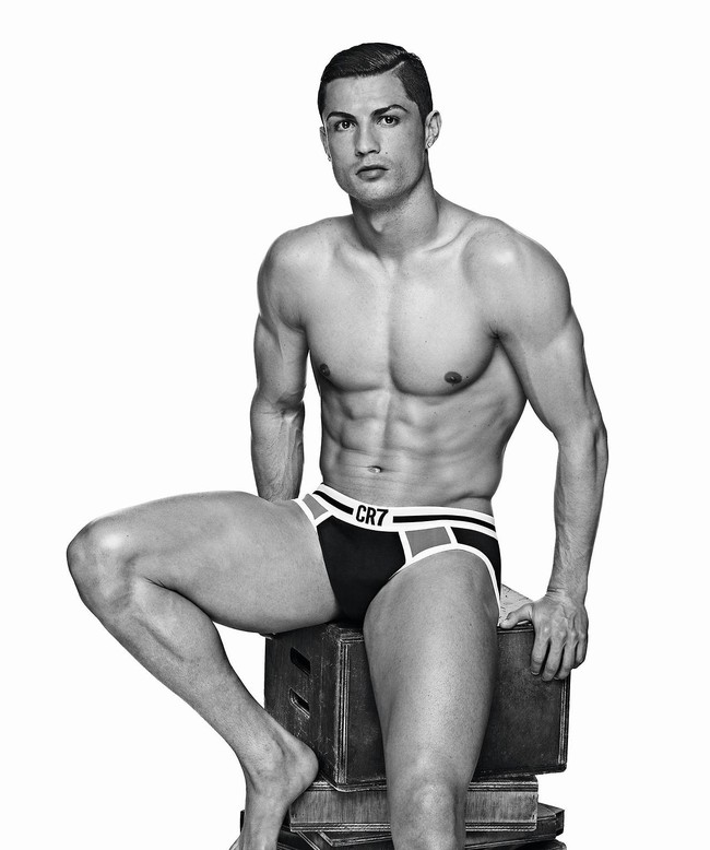 Ronaldo cởi đồ, khoe khéo quần lót cực độc - Ảnh 5.