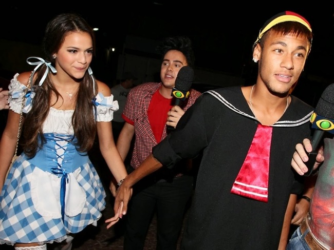 Bruna Marquezine lặn lội sang Tây Ban Nha sưởi ấm trái tim Neymar - Ảnh 2.