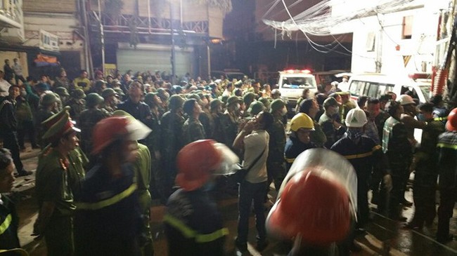 [ẢNH] Đưa 13 người tử vong trong vụ cháy quán karaoke ở Hà Nội ra ngoài - Ảnh 6.