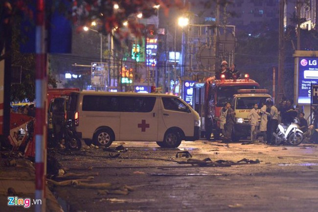 [ẢNH] Đưa 13 người tử vong trong vụ cháy quán karaoke ở Hà Nội ra ngoài - Ảnh 4.