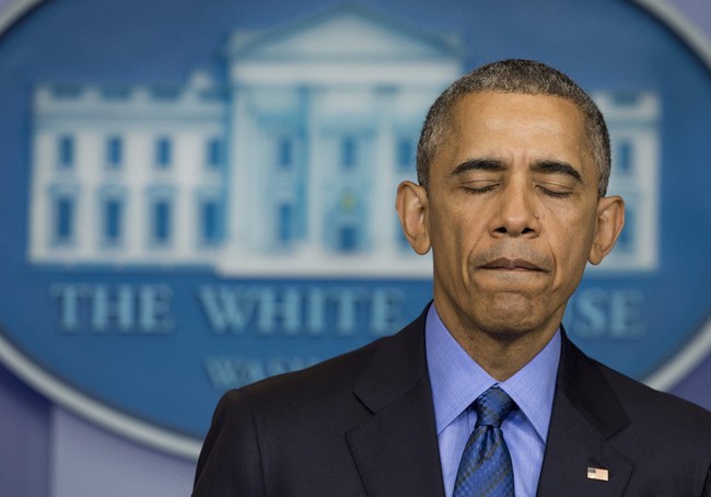 11 khoảnh khắc đầy xúc động trên chặng đường 8 năm của Tổng thống Barack Obama - Ảnh 8.