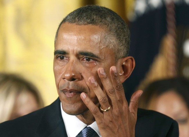 11 khoảnh khắc đầy xúc động trên chặng đường 8 năm của Tổng thống Barack Obama - Ảnh 4.