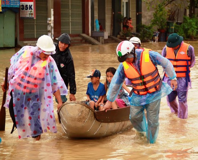 Lũ lớn tấn công Bình Định- Phú Yên, 7 người chết, mất tích - Ảnh 14.