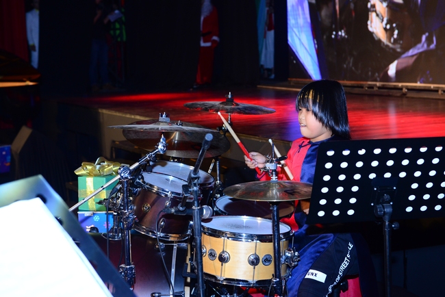 Thần đồng piano Evan Lê trình diễn Diễm Xưa trong đêm nhạc gây quỹ cho Học bổng Trịnh Công Sơn - Ảnh 6.