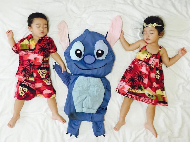 Dù đã ngủ say, cặp sinh đôi này vẫn được mẹ hóa trang cho xinh đừng hỏi - Ảnh 3. Dù đã ngủ say, cặp sinh đôi này vẫn được mẹ hóa trang cho xinh đừng hỏi - Ảnh 3.